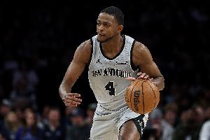 连珠炮！朱利安·尚帕尼和福克斯相继飙中三分 帮助马刺扩大优势