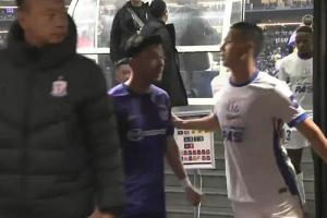 广岛外援半场结束后在球员通道挑衅高天意，双方一度爆发冲突