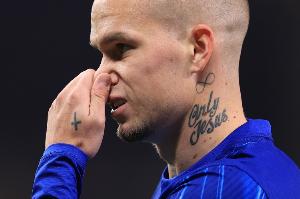 太阳报：穆德里克因车窗贴膜颜色过深被交警拦下，发现他无证驾驶