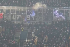 会被处罚吗？法兰克福球迷在诺坎普向巴萨球迷投掷杂物+烟火