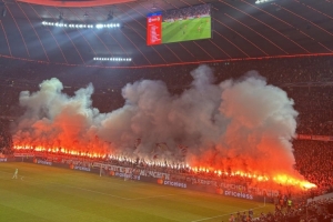 拜仁死忠燃放焰火！德雷森：担心比赛会被打断，部分球迷将被禁赛