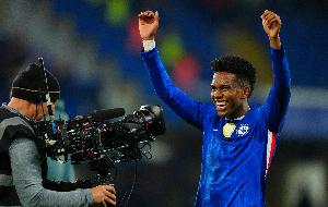 邮报：埃斯特旺因未能出战欧冠感到沮丧，一度掩面叹气