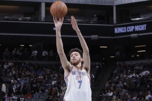 3D中锋！霍姆格伦上半场三分3中3 砍下13分5篮板3盖帽