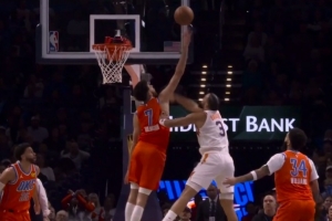 看我瘦就打我？狄龙强顶开切特试图上篮 切特还是送钉板大帽