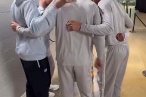 太惨！独行侠球员通道真没几个人了