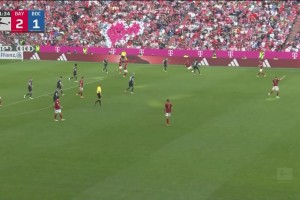 拜仁10人应战！帕利尼亚蹬踏对手，裁判出示红牌将其罚下