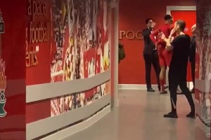 要开挖了？赛后范迪克与巴黎俩高层纳赛尔坎波斯交谈许久