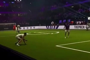 有点尴尬托尼老师踢8人制足球摔了个驴打滚