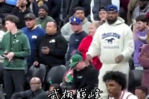 细节见人品！众人疯狂庆祝时 詹姆斯拉起了摔倒的小球员