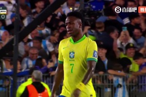 巴西连送两球后，维尼修斯十分失望地摇了摇头
