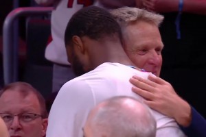 科尔赛后和昔日爱将维金斯紧紧拥抱 眼睛里似乎还有泪光？