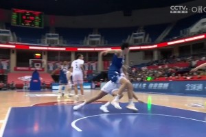 上强度了啊！小胖洛夫顿与杨瀚森卡位肉搏 激烈对抗双双倒地！