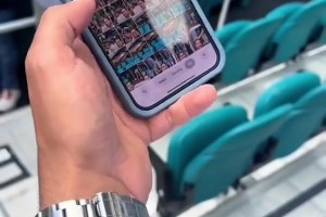 这老哥是真激动！和梅西合影后球迷手拿手机一直颤抖