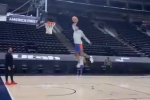 脑袋平筐！小丹尼斯-史密斯的弹跳还是这么炸裂