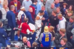 威少赛后从球员通道离开又回头，疑似与掘金主场球迷发生口角