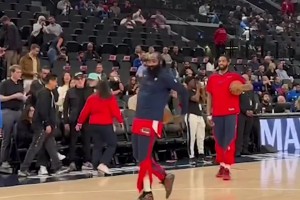 甲方的需求登哥在地上耍了一套醉拳 小琼斯在空中完美演绎