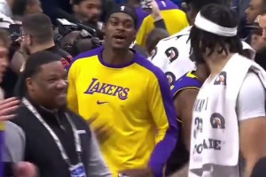 浓眉叔叔！布朗尼赛后从身后叫住浓眉，两人温情相拥！