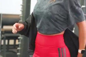 安东内拉社媒晒广告视频，37岁了身材曲线依旧完美