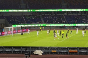 梅州进球迈克尔指天致意，梅州队长上前示意别庆祝