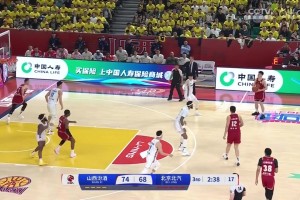 迪亚洛篮下和杰曼缠斗迪亚诺搂脖子+挥拳，裁判回看后维持杰曼普通犯规吹罚