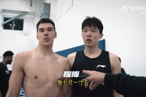 一黑一白一黄！杨瀚森在美与同届新秀比身高