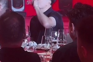 看到镜头还捂着脸！李春江现身广厦庆功宴 端起酒杯直接一口闷~