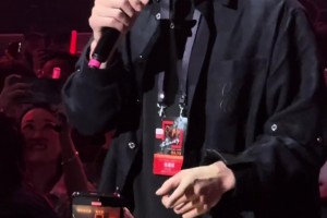 听听郭艾伦亮出的歌声！好不好听？