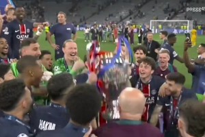 在场上还没过够吗？赛后庆祝K77继续虚晃队友