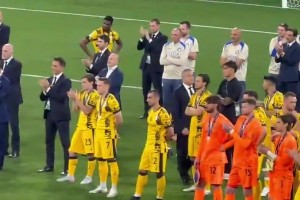 赛后巴黎捧杯激情庆祝，国米全队一旁送上掌声