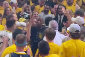 哈利伯顿老爹重返赛场 受到现场球迷英雄版欢迎！