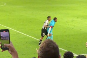 捏一把大胯！内马尔看到阿兰后朝着对方屁股捏了一把