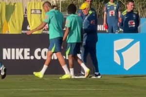 聊啥呢安切洛蒂巴西队首次训练结束后与拉菲尼亚单独谈话