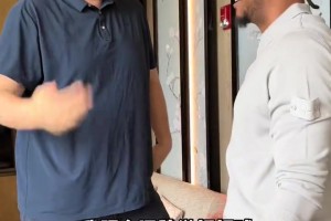 安东尼与姚明上海重逢！热聊间姚明拍了拍甜瓜肚子