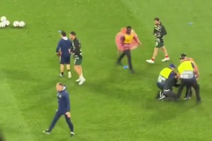 反应挺快赛前热身时球迷冲场要合影，C罗一个跳步直接闪开