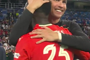 葡萄牙队魂！终场哨响后，C罗进场一一拥抱队友！