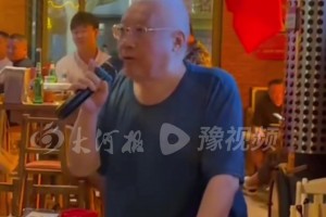 国足梦碎雅加达，白发老球迷拄拐在酒吧看球