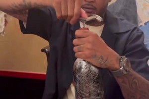 喝起来！安东尼中国行 在上海饭局上开启了一瓶83年的拉菲~