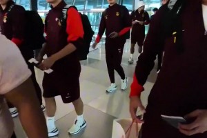 不离不弃！国足输球，球迷送韦世豪一幅画