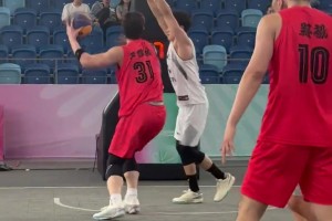 一回合怒砍2分2篮板！王哲林3v3比赛中篮下的连续进攻~