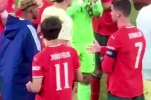 外网热议C罗主动握手，亚马尔将脸侧向一旁，球迷：傲慢的家伙