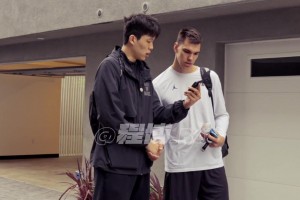 送鞋交朋友杨瀚森刚到美国时与同参选的戈尔丁用翻译软件交流