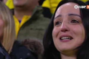 你怎么了妹妹！巴西队奏国歌，女球迷泪流满面