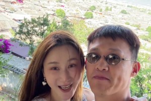 享受生活啊！周鹏携娇妻度假：丽江美不美？