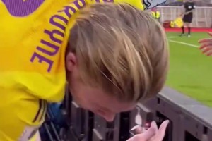 真拼啊！对阵威尔士的场边一幕，德布劳内翻越广告牌！