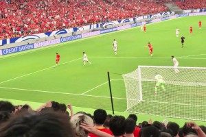 实拍：韩鹏飞硬抗巴林后卫，国安大将王子铭高速突破造点球