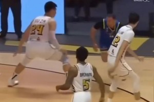 亚冠赛场阿拉基和许钟豪相撞之后愤怒朝他砸球 随后缠上绷带伤退