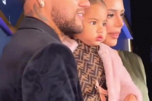 内马尔带着布鲁娜和孩子出席活动，你这到底还踢不踢球了