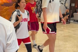 完全是女版姚明！据说中国女篮张子宇已经长到2米27了！！