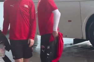 笑死了！波兰国脚庆祝莱万队长被撤，主教练下课后光速变脸