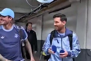 梅西收到球迷亲自做的护腿板，然后向德保罗炫耀